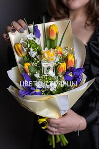 Яркий букет с тюльпанами и ирисами