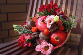 Букет с ягодами и цветами – элегантно, роскошно, креативно