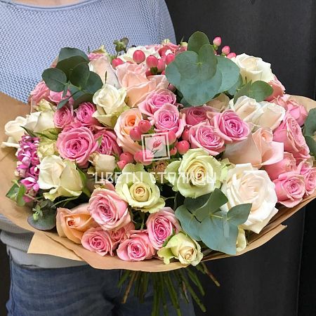 Букет с кремовыми, розовыми и белыми розами