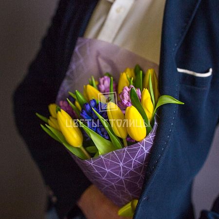 Яркий букет тюльпанов с гиацинтами