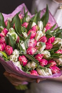 Нежный букет пионовидных тюльпанов