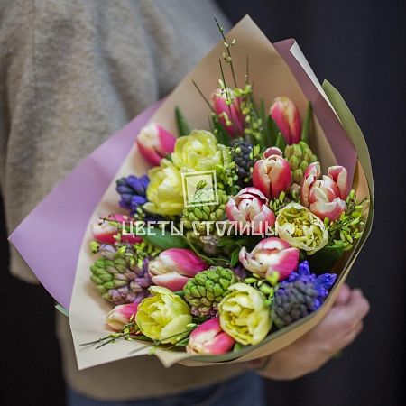 Разноцветный букет с гиацинтами и тюльпанами