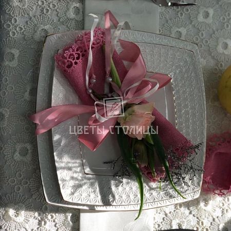 Фуршетный стол с цветами и сладостями