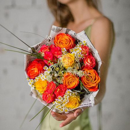 Милый букетик с яркими розами