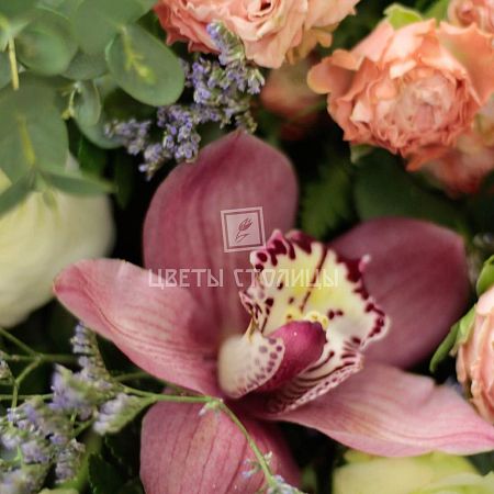Нежная  композиция в корзине с розами и орхидеями