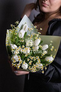 Белые тюльпаны с танацетумом