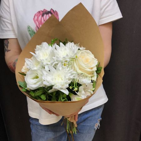 Белый букетик с розами и альстромерией 
