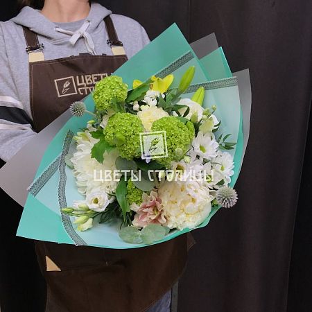 Бело-зелёный букет с хризантемой и лилией